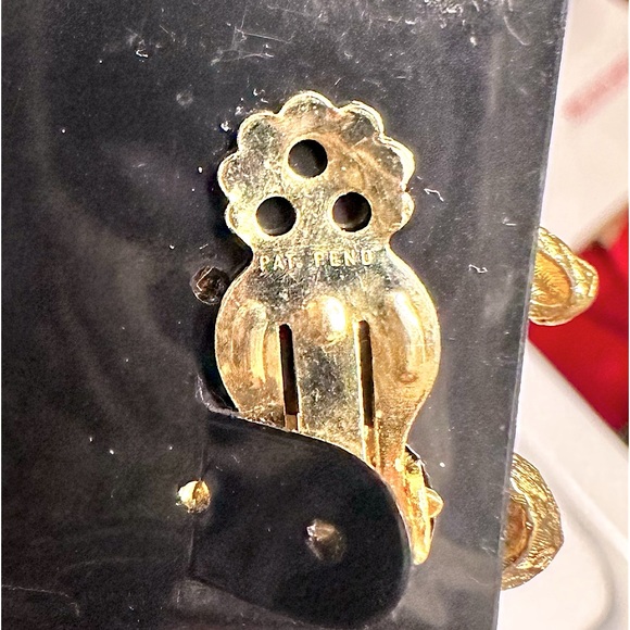 CHIC & Sophisticated VTG Gold Decorative Leaf Clip-Ons Hallmark Stamped Pat Pend - Picture 6 of 13